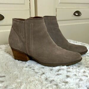 Blondo VALLI waterproof booties 2 in Heel Taupe Sz 7 EUC